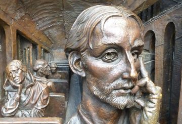 bronze sculpture of thoughtful face by Paul Day in St. Pancras Station