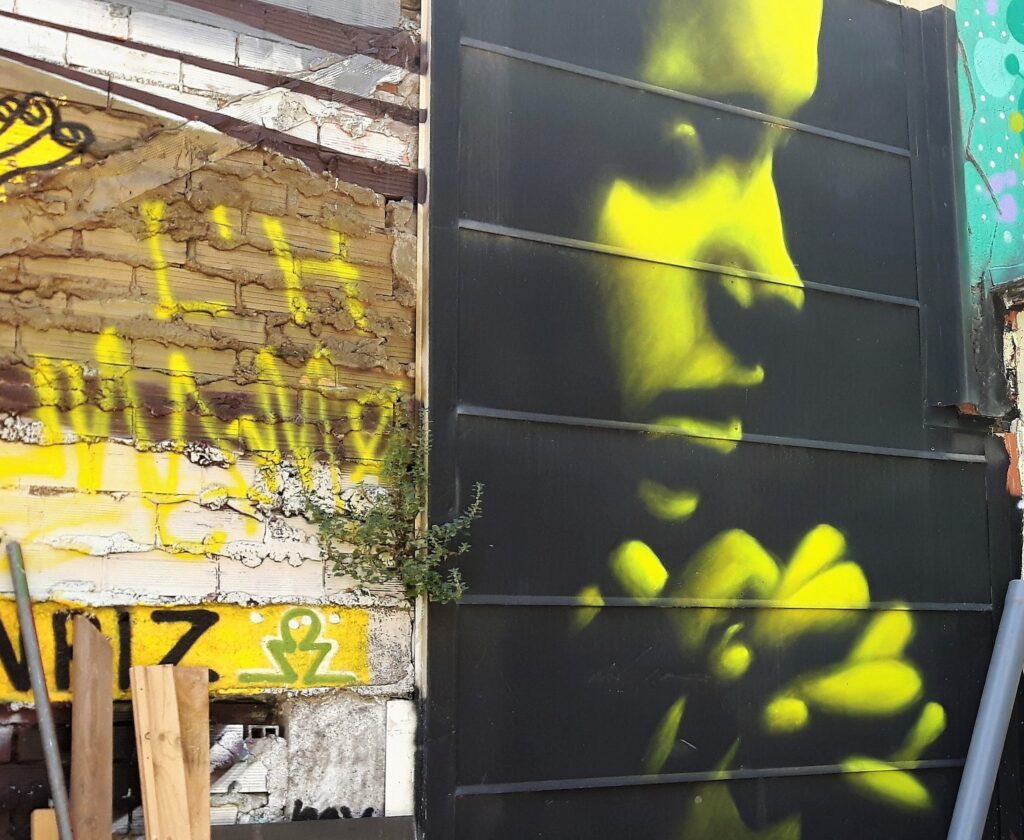 street art - girl praying