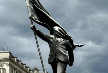 Banksy_statue_in_London